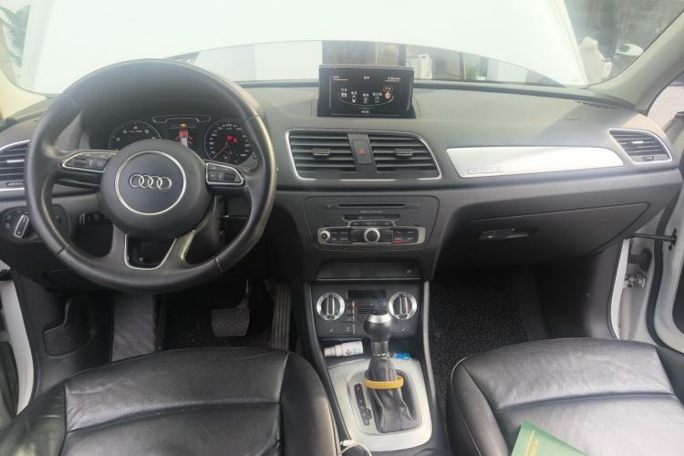 Used Audi Q3 2013 35 TFSI quattro Technology Edition Interior 2