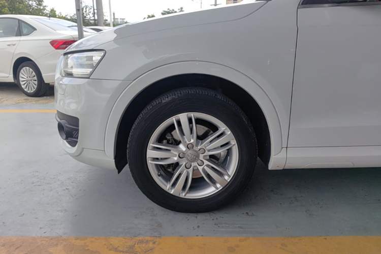Used Audi Q3 2013 35 TFSI Comfort Model Left Front Wheel Hub