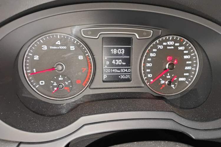 Used Audi Q3 2013 35 TFSI Comfort Model Odometer Close Up