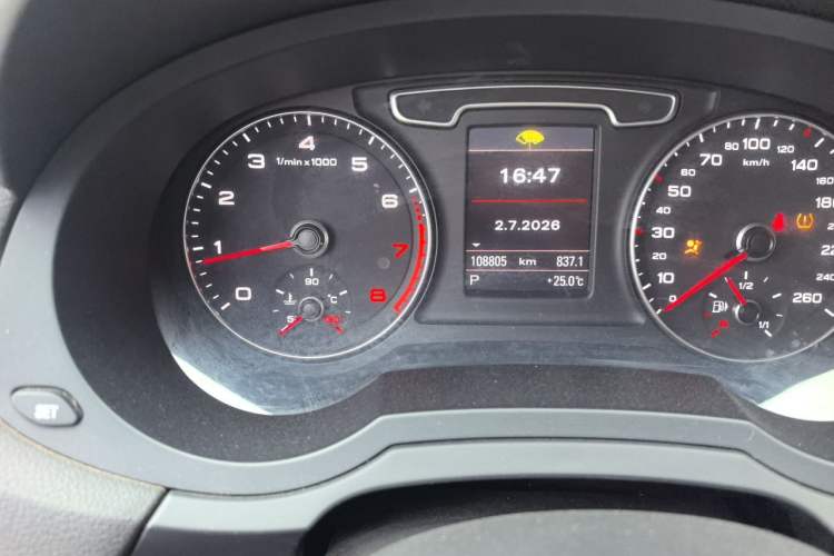Used Audi Q3 2013 35 TFSI quattro Comfort Model Odometer Close Up