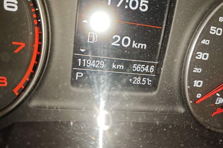 Used Audi Q3 2013 40 TFSI quattro Luxury Model Odometer Close Up