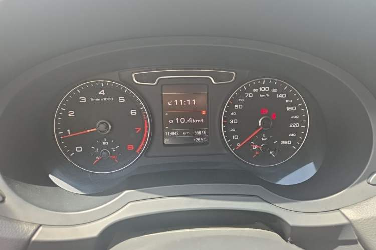 Used Audi Q3 2013 35 TFSI quattro Comfort Model Odometer Close Up