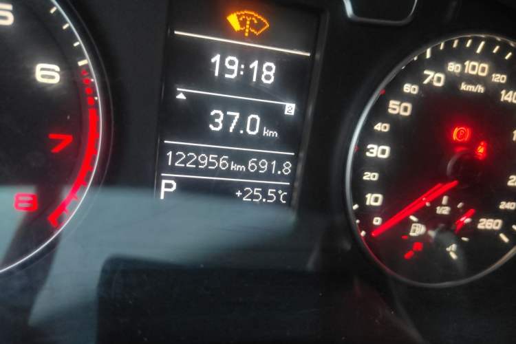 Used Audi Q3 2013 35 TFSI Comfort Model Odometer Close Up