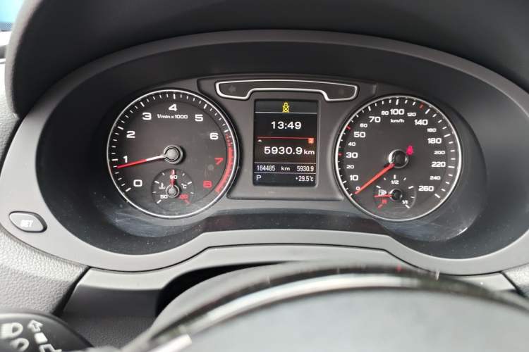 Used Audi Q3 2013 35 TFSI quattro Comfort Model Odometer Close Up