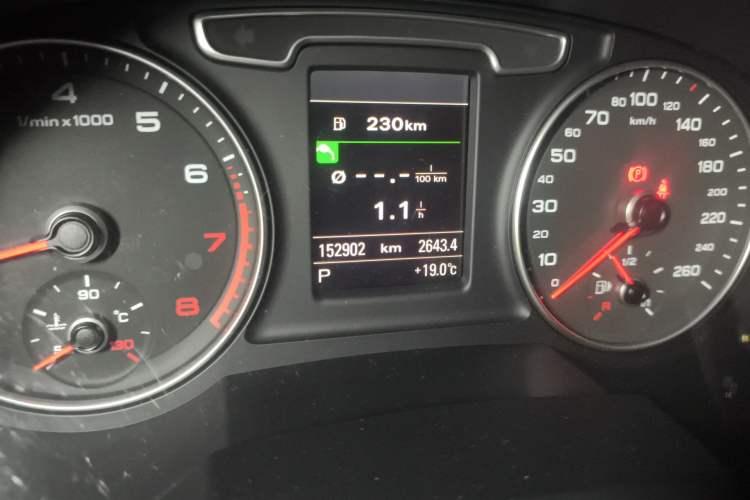 Used Audi Q3 2013 35 TFSI quattro Comfort Model Odometer Close Up