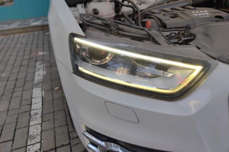 Used Audi Q3 2013 35 TFSI Comfort Model Right Front Headlight