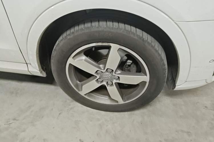 Used Audi Q3 2013 40 TFSI quattro Luxury Model Right Front Wheel Hub