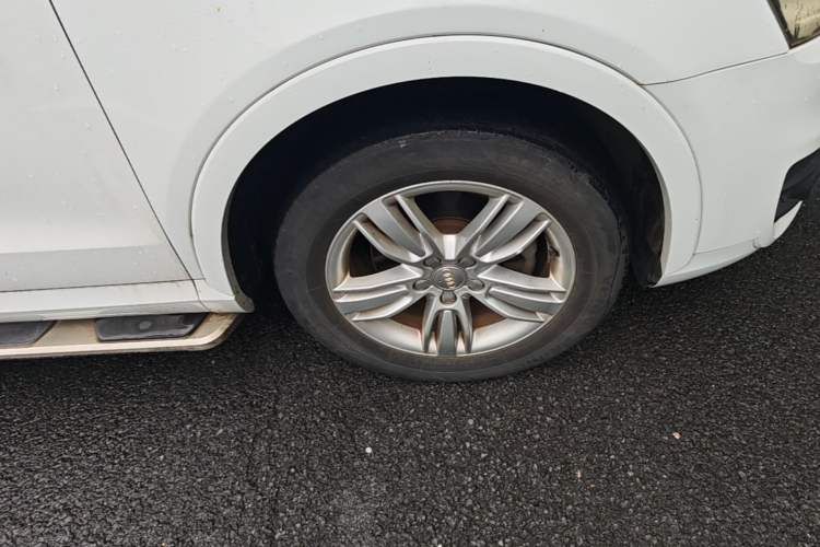 Used Audi Q3 2013 35 TFSI Comfort Model Right Front Wheel Hub