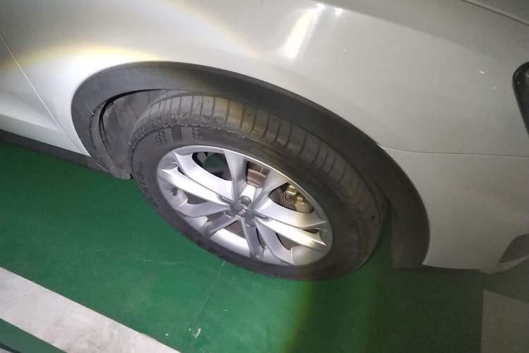 Used Audi Q3 2013 35 TFSI Comfort Model Right Front Wheel Hub