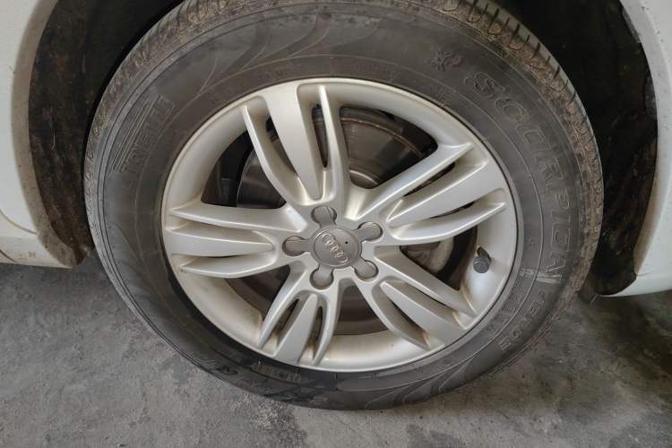 Used Audi Q3 2013 35 TFSI Comfort Model Right Front Wheel Hub