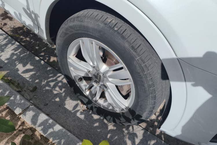 Used Audi Q3 2013 35 TFSI Comfort Model Right Front Wheel Hub