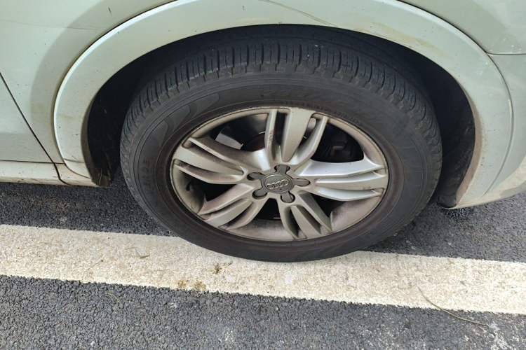 Used Audi Q3 2013 35 TFSI Comfort Model Right Front Wheel Hub
