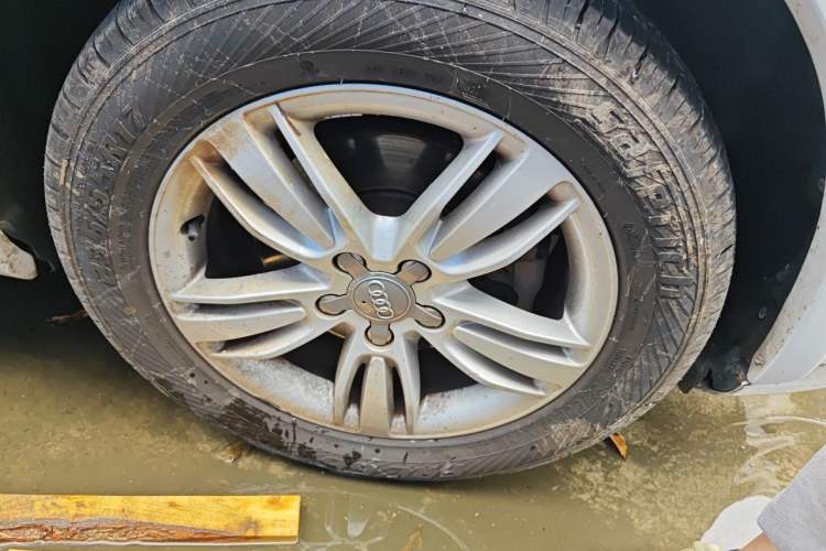 Used Audi Q3 2013 35 TFSI Comfort Model Right Front Wheel Hub