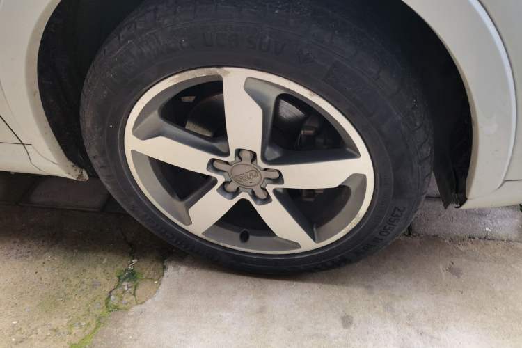 Used Audi Q3 2013 35 TFSI Comfort Model Right Front Wheel Hub