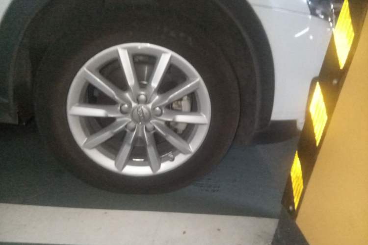 Used Audi Q3 2013 35 TFSI Ambition Edition Right Front Wheel Hub