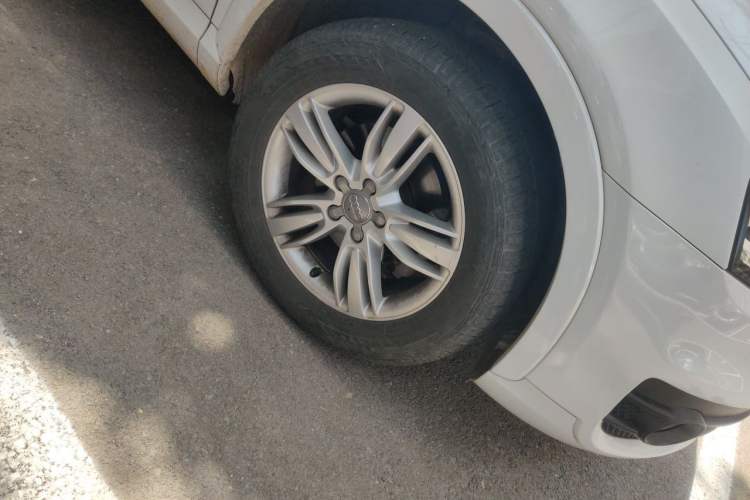 Used Audi Q3 2013 35 TFSI Comfort Model Right Front Wheel Hub