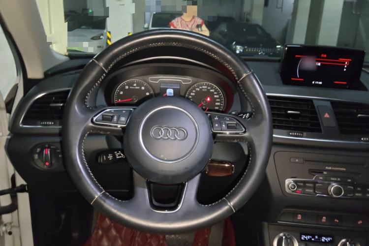 Used Audi Q3 2013 35 TFSI quattro Luxury Model Steering Wheel
