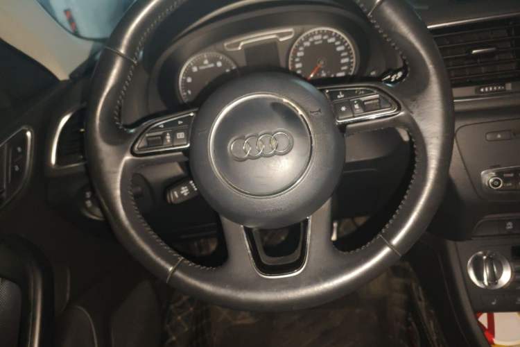 Used Audi Q3 2013 35 TFSI quattro Luxury Model Steering Wheel