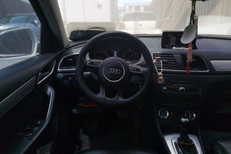 Used Audi Q3 2013 35 TFSI quattro Comfort Model Steering Wheel