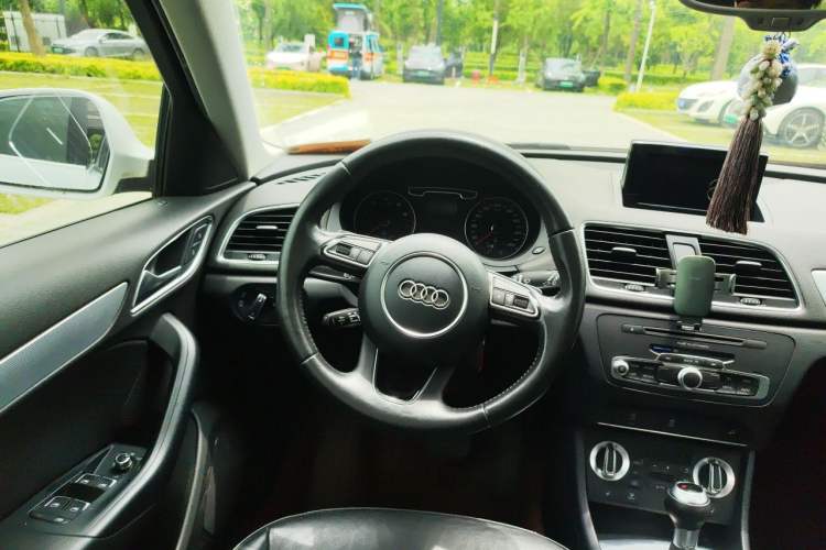 Used Audi Q3 2013 35 TFSI quattro Comfort Model Steering Wheel