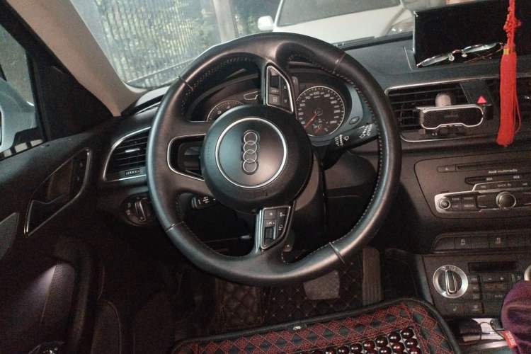 Used Audi Q3 2013 35 TFSI quattro Comfort Model Steering Wheel
