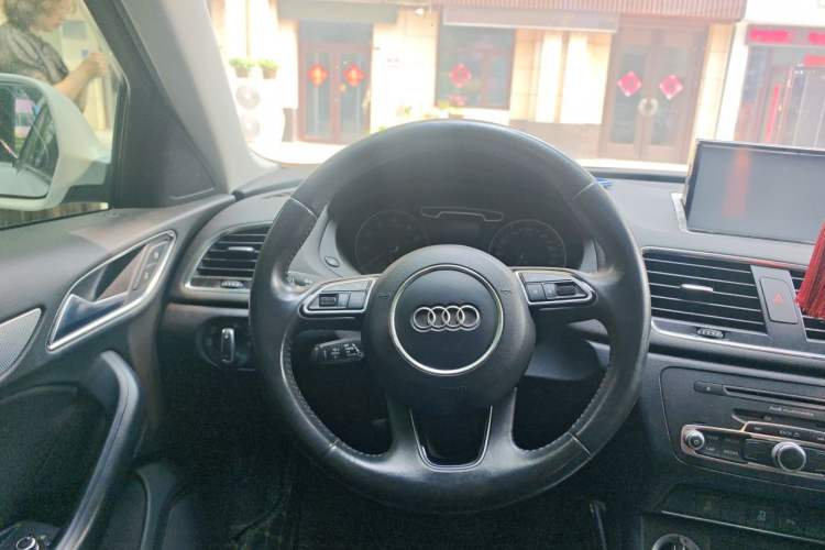 Used Audi Q3 2013 35 TFSI quattro Technology Edition Steering Wheel