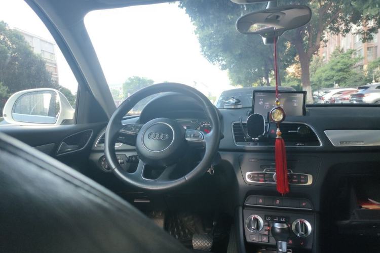 Used Audi Q3 2013 35 TFSI quattro Comfort Model Steering Wheel