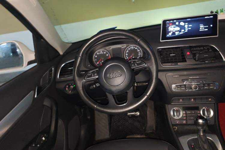 Used Audi Q3 2013 35 TFSI quattro Comfort Model Steering Wheel
