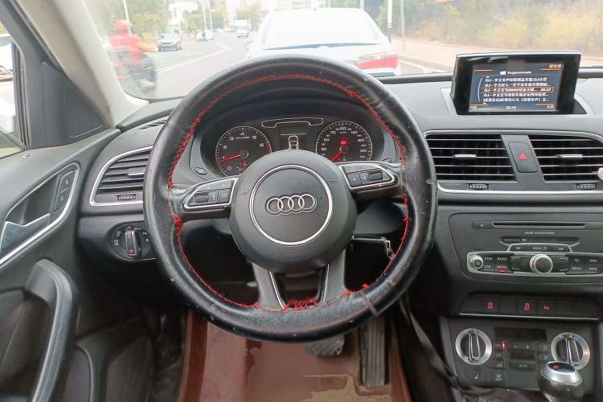 Used Audi Q3 2013 35 TFSI Comfort Model Steering Wheel
