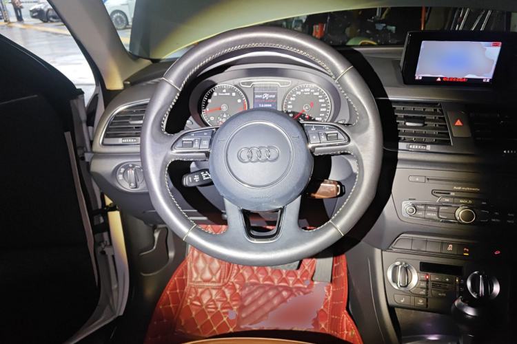 Used Audi Q3 2013 35 TFSI quattro Luxury Model Steering Wheel