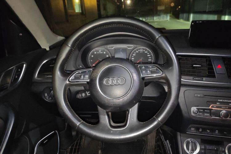 Used Audi Q3 2013 35 TFSI quattro Luxury Model Steering Wheel