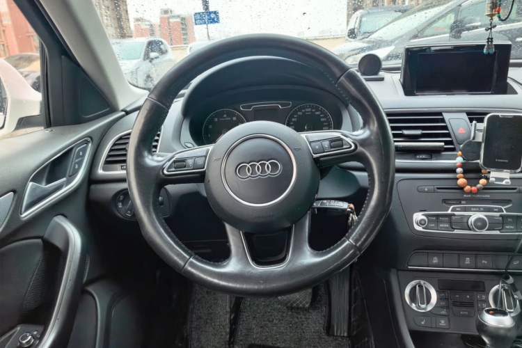 Used Audi Q3 2013 35 TFSI quattro Comfort Model Steering Wheel