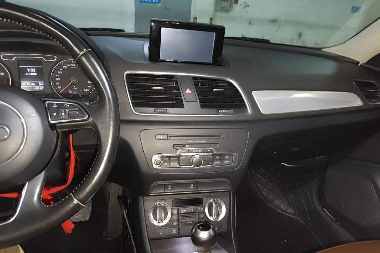 Used Audi Q3 2013 35 TFSI Ambition Edition Audio And AC Panel