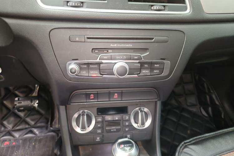 Used Audi Q3 2013 35 TFSI Ambition Edition Audio And AC Panel