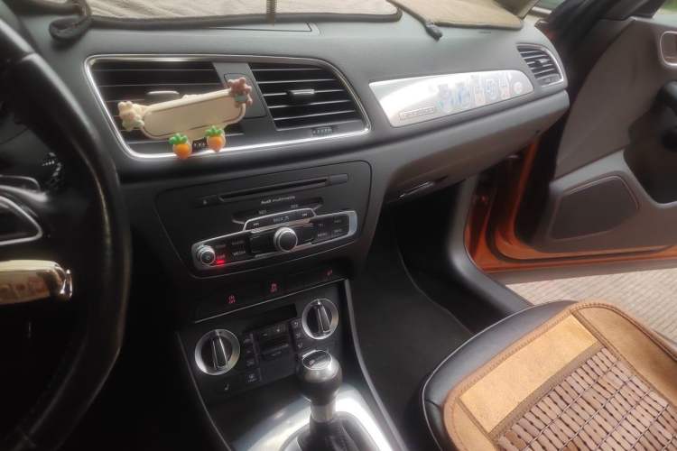 Used Audi Q3 2013 35 TFSI quattro Luxury Model Audio And AC Panel
