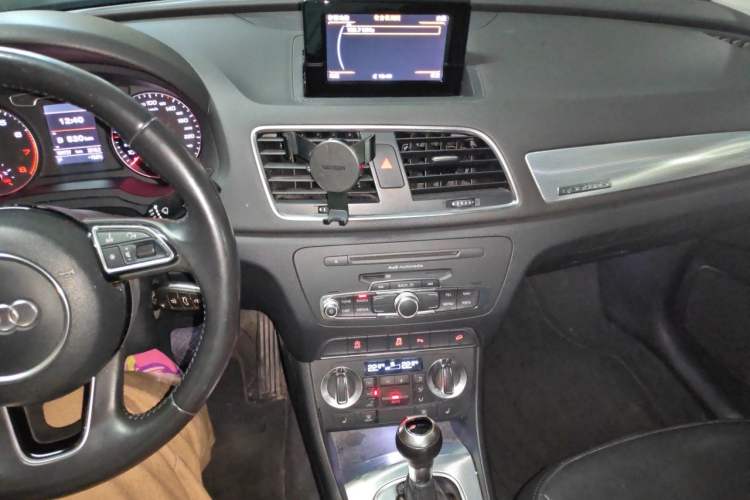 Used Audi Q3 2013 35 TFSI quattro Technology Edition Audio And AC Panel