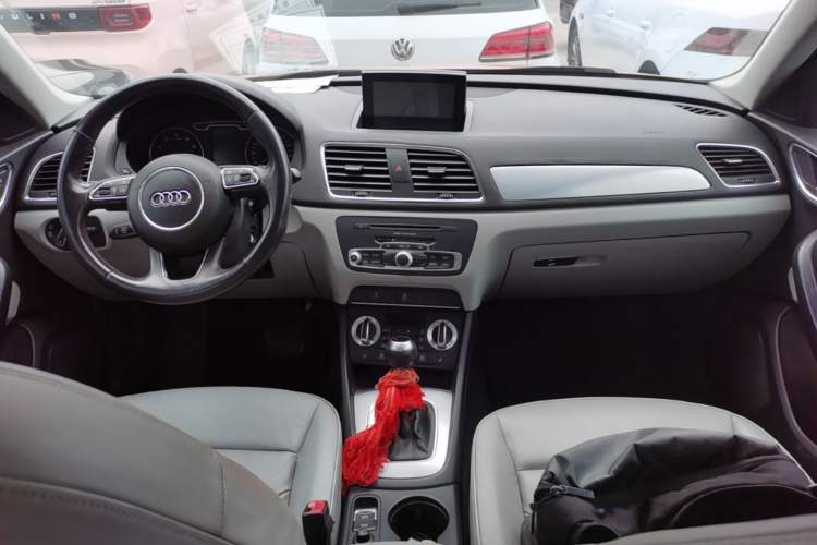 Used Audi Q3 2013 35 TFSI Comfort Model Center Console