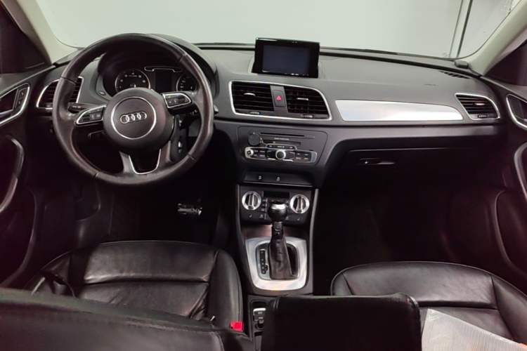 Used Audi Q3 2013 35 TFSI Comfort Model Center Console