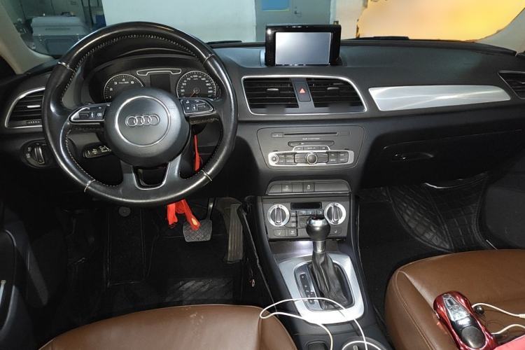 Used Audi Q3 2013 35 TFSI Ambition Edition Center Console