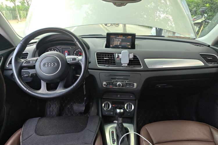Used Audi Q3 2013 35 TFSI quattro Comfort Model Center Console