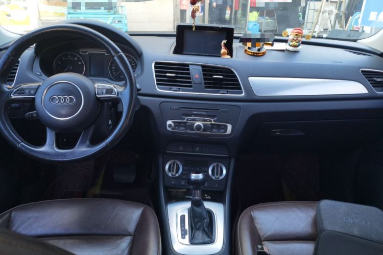 Used Audi Q3 2013 35 TFSI Comfort Model Center Console