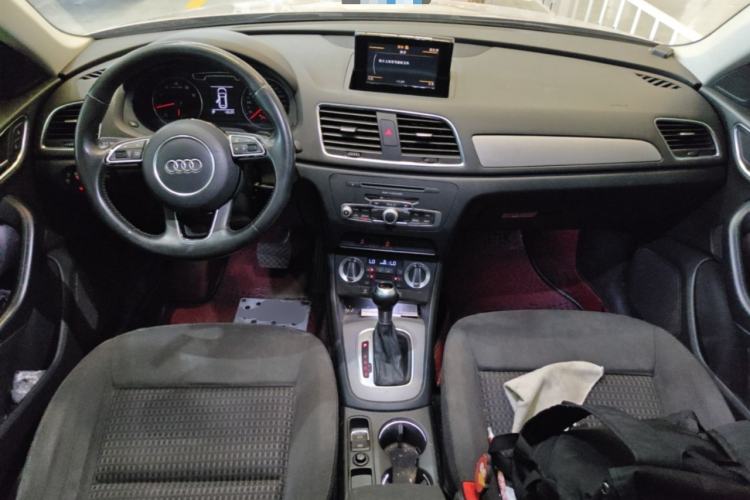 Used Audi Q3 2013 35 TFSI Ambition Edition Center Console