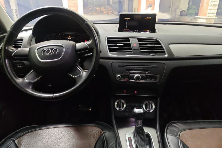 Used Audi Q3 2013 35 TFSI Ambition Edition Center Console