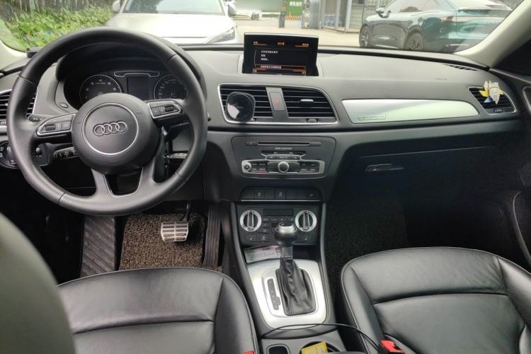 Used Audi Q3 2013 35 TFSI quattro Technology Edition Center Console