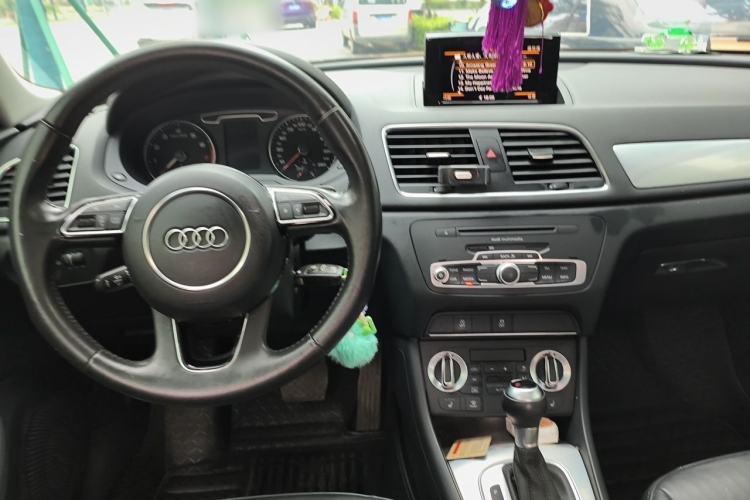 Used Audi Q3 2013 35 TFSI Comfort Model Center Console