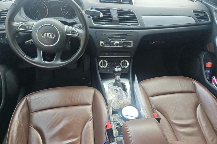 Used Audi Q3 2013 35 TFSI Comfort Model Center Console