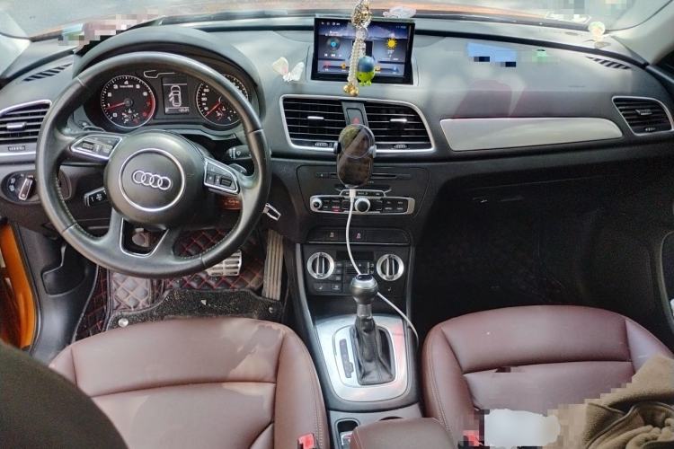 Used Audi Q3 2013 35 TFSI Comfort Model Center Console