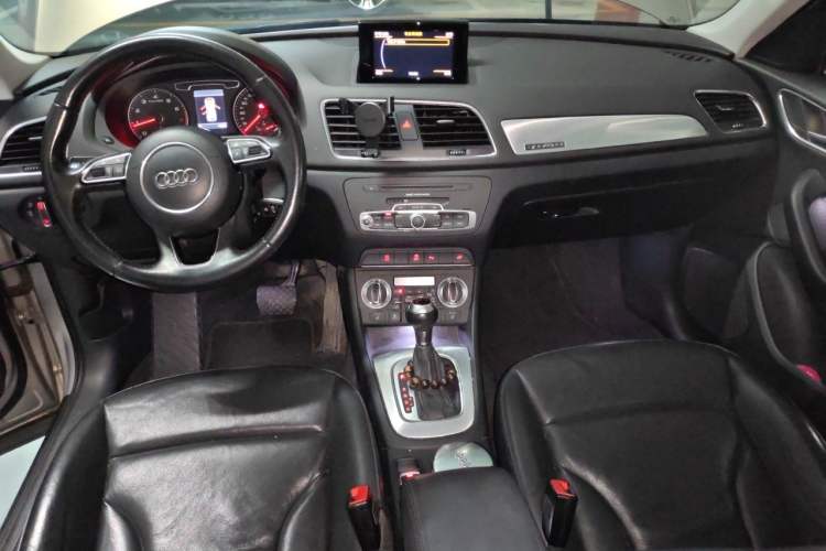 Used Audi Q3 2013 35 TFSI quattro Technology Edition Center Console