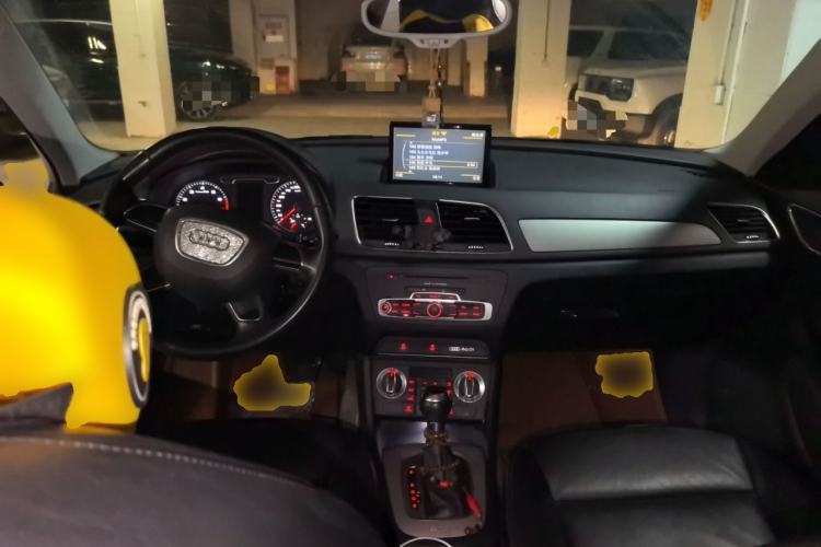 Used Audi Q3 2013 35 TFSI Ambition Edition Center Console