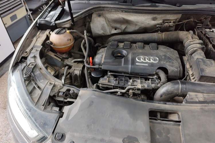 Used Audi Q3 2013 35 TFSI Comfort Model Engine Bay Right